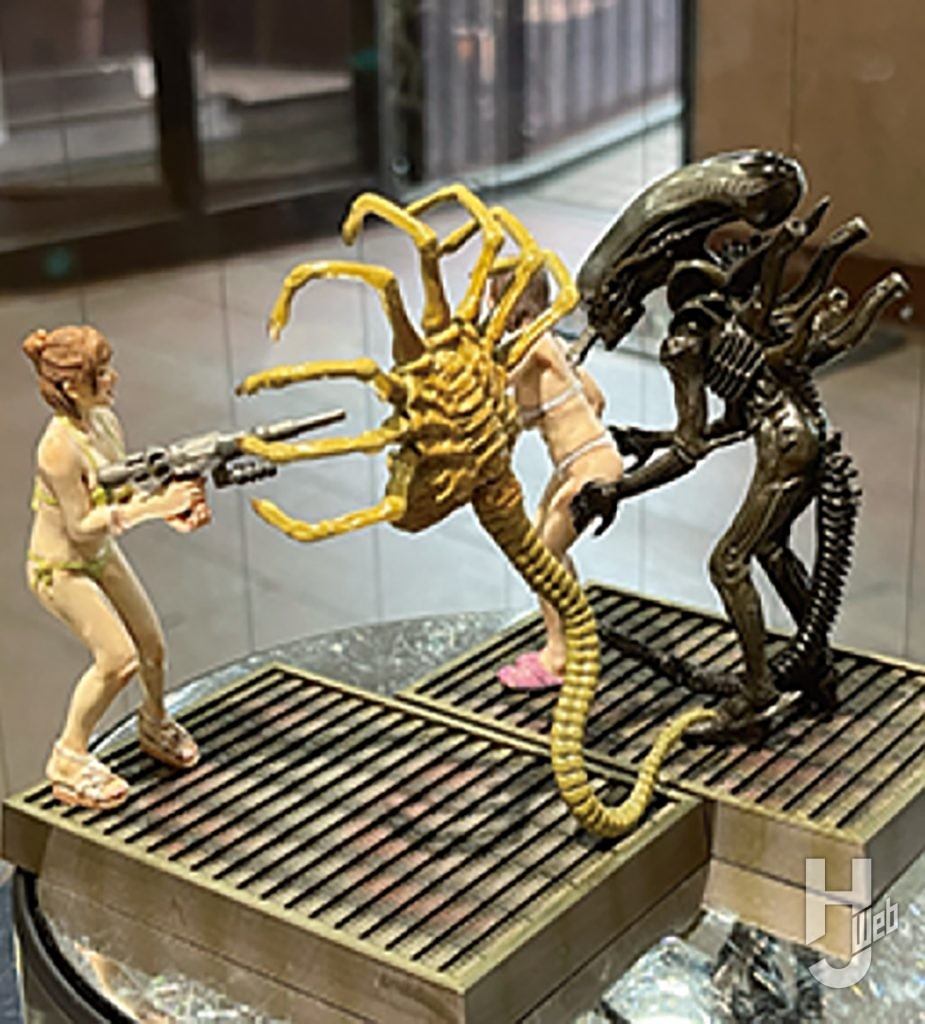 キチジョージ・モケイ展レポート 宇宙生物と戦う水着のお姉さん