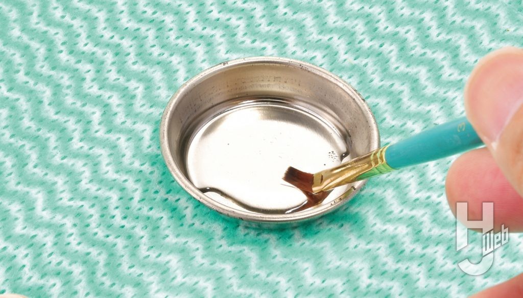 筆に水をしっかりと含ませる様子
