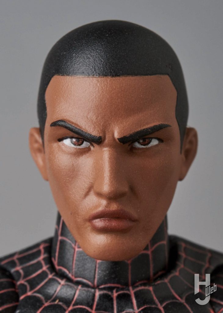 マイルズ・モラレスの可動フィギュアの表情のアップ画像その3