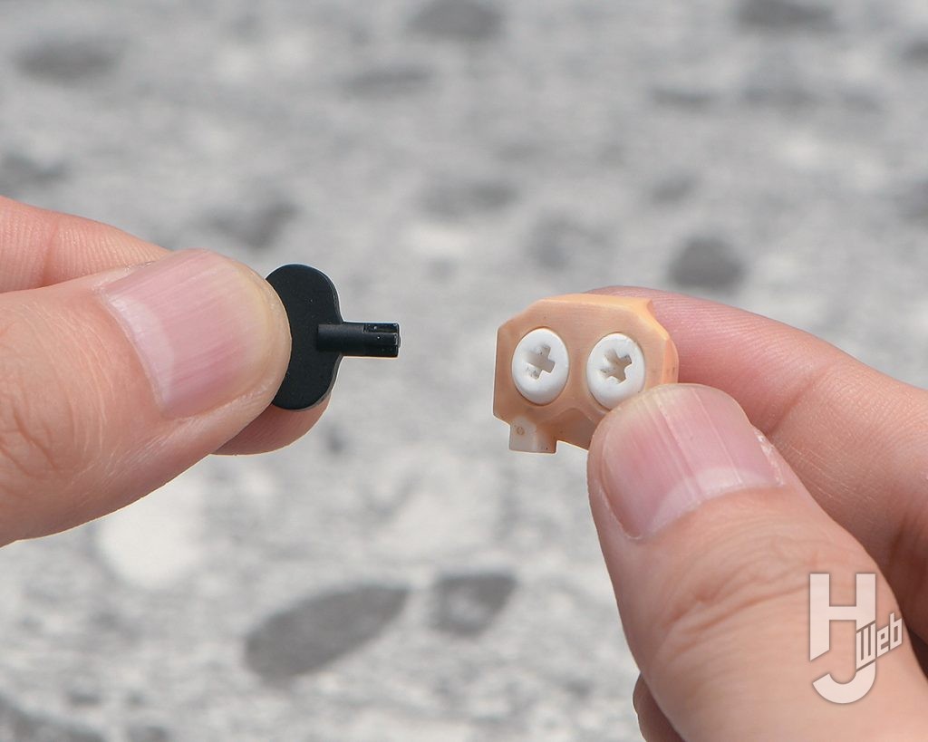 センシの可動フィギュアの眼球パーツのアップ画像