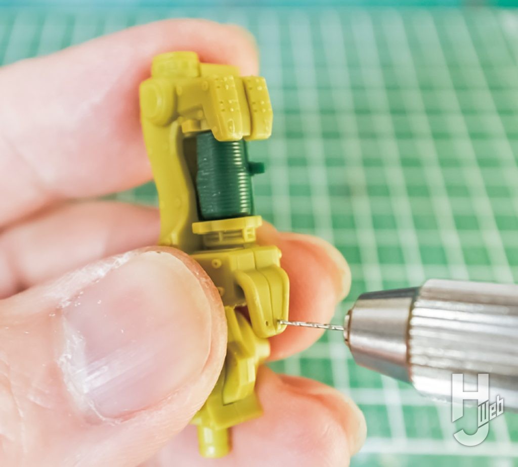 WAP スミス製作「ミルクトゥース」製作途中ヒジのフックピンバイスで穴あけ