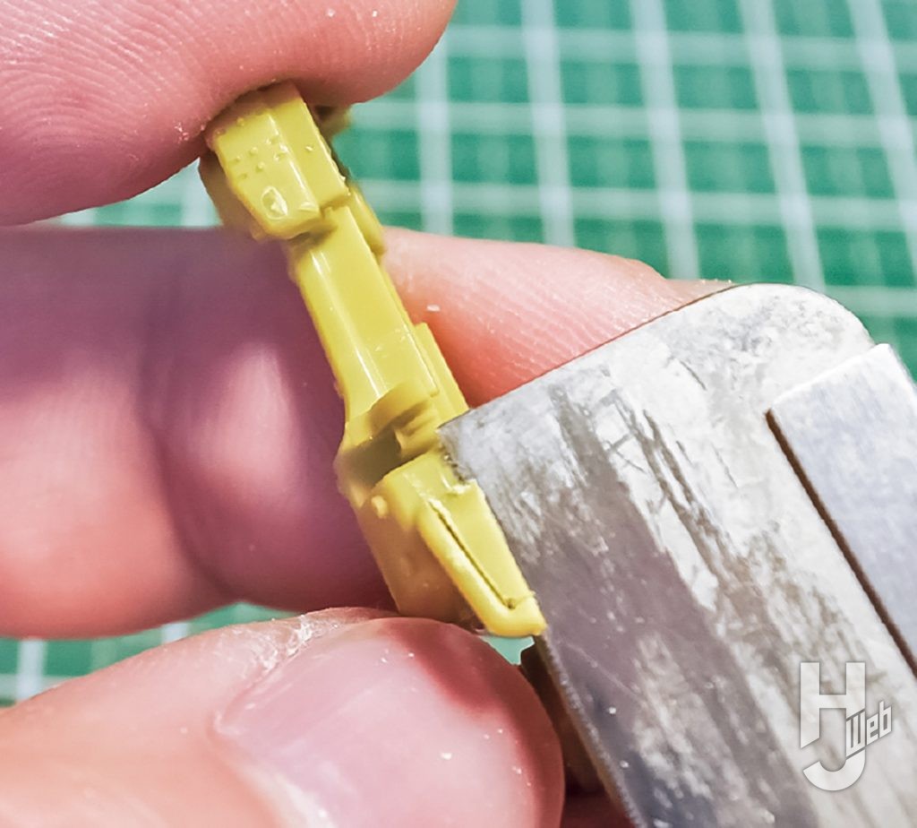 WAP スミス製作「ミルクトゥース」製作途中ヒジのフックヤスリがけ