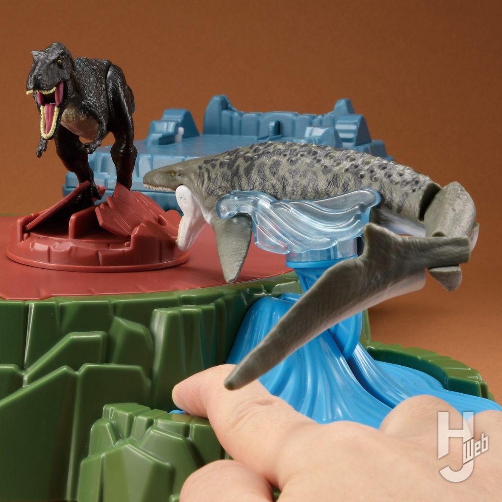 モササウルス（別売）が飛び出すギミック