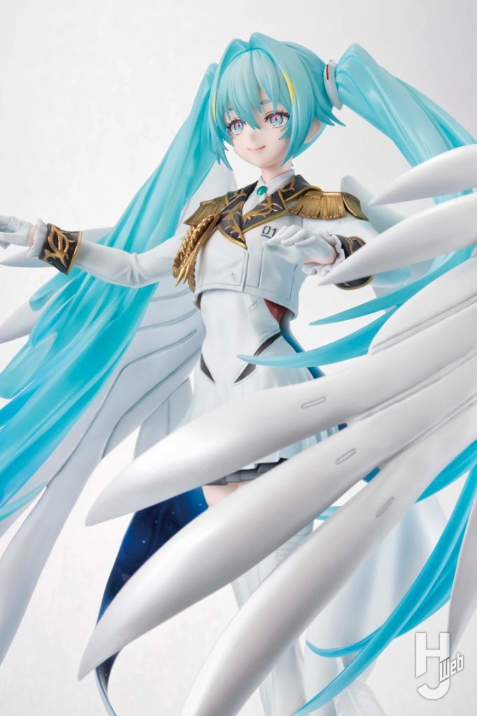 ウイングガンダムゼロEWモチーフの初音ミクのフィギュアのアップ画像その1