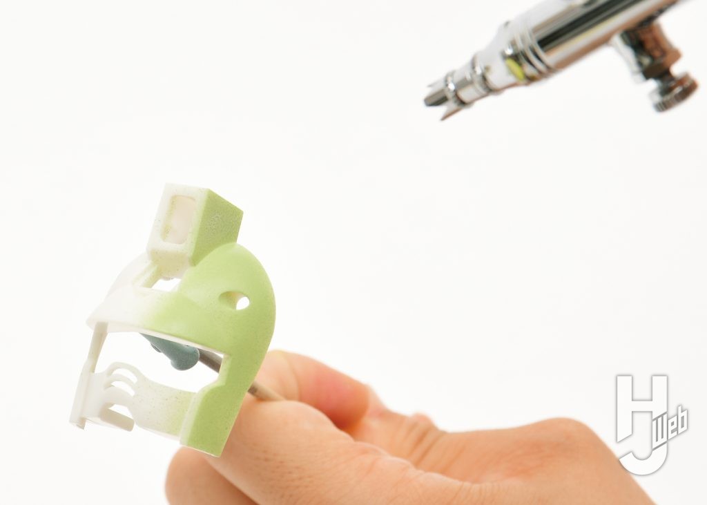 希釈した「ガンダムアッセンブルカラー」をエアブラシで塗布している画像