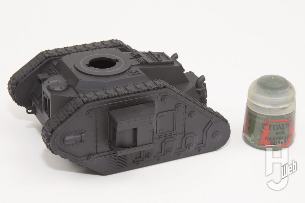 戦車のミニチュアとグリーンの塗料の画像