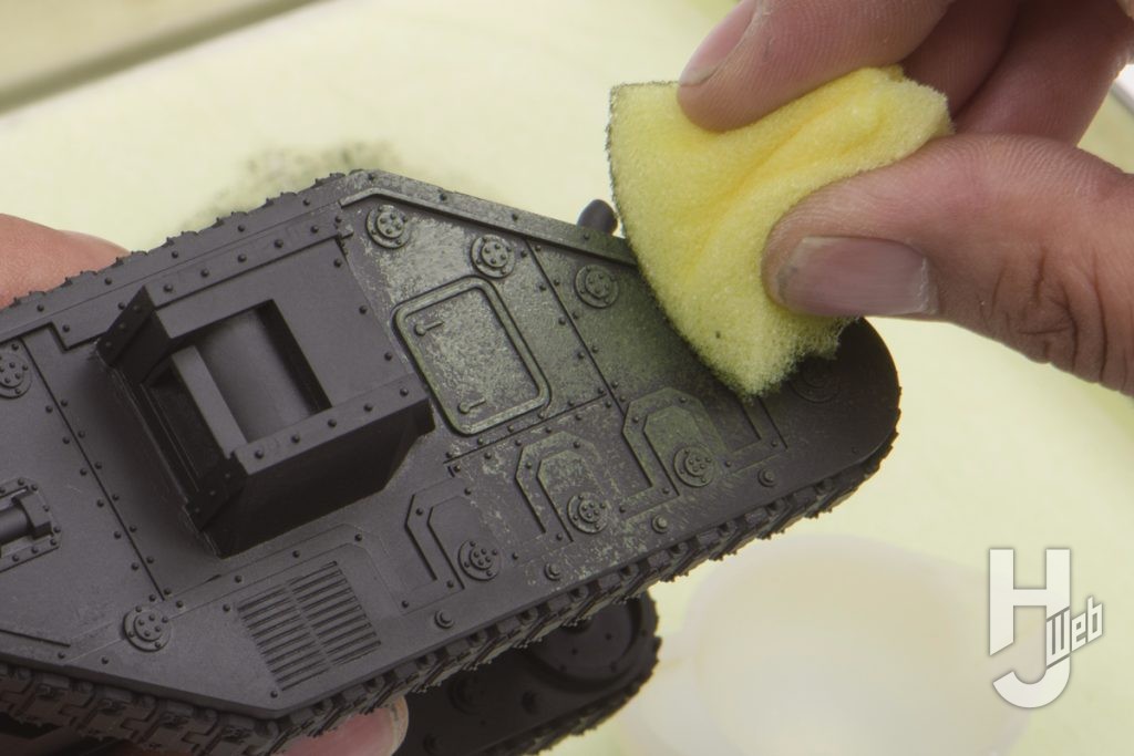 戦車のミニチュアの塗装の様子の画像その1