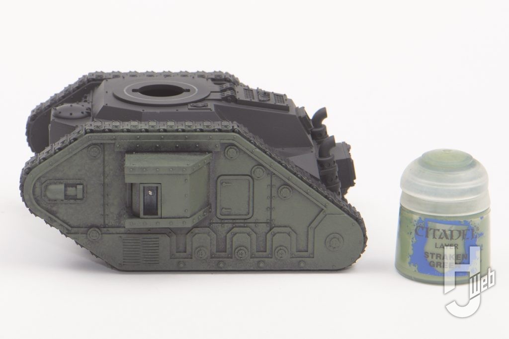 明るい緑の塗料と戦車のミニチュアの画像