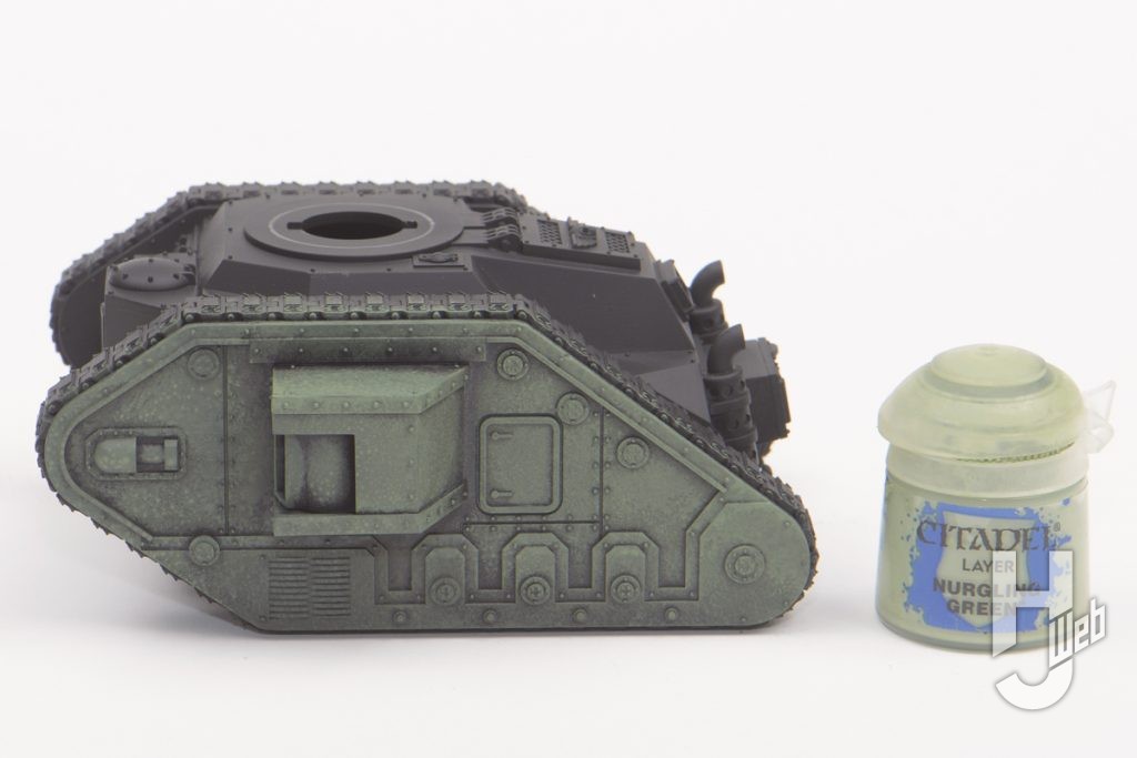 薄緑の塗料と戦車のミニチュアの画像