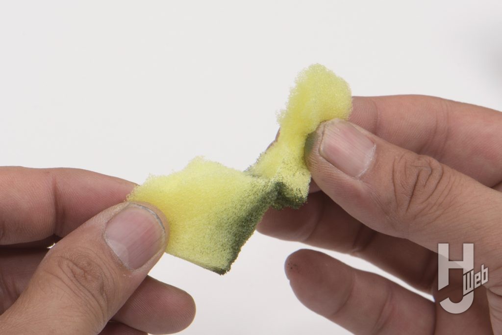 塗料を含んだスポンジをちぎる様子の画像
