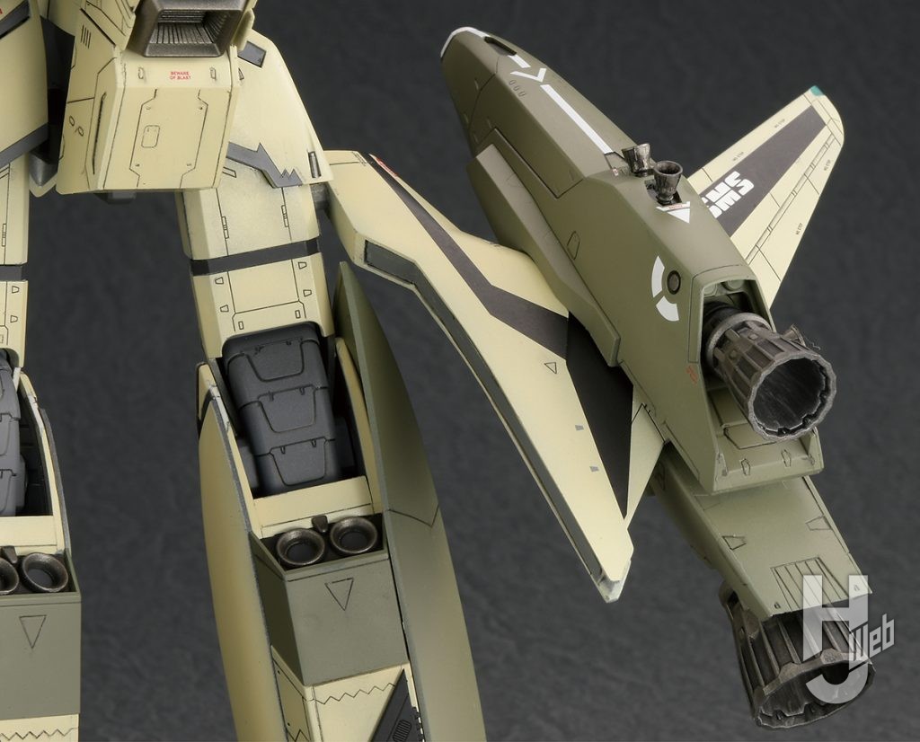 渡辺圭介製作「バトロイドイサム・スペシャル」主翼スーパーパーツはVF-25F/S スーパーメサイア“マクロスF”のもの(背面側)