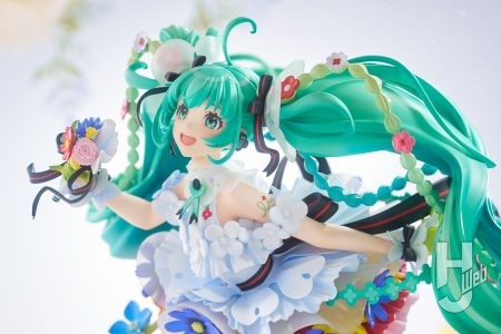 笑顔で咲く「初音ミク JAPAN LIVE TOUR 2025 ~BLOOMING~」のメインビジュアルが1/7スケールで立体化!大胆かつ繊細なイラストを河原隆幸氏が巧みな造形で躍動感たっぷりに再現