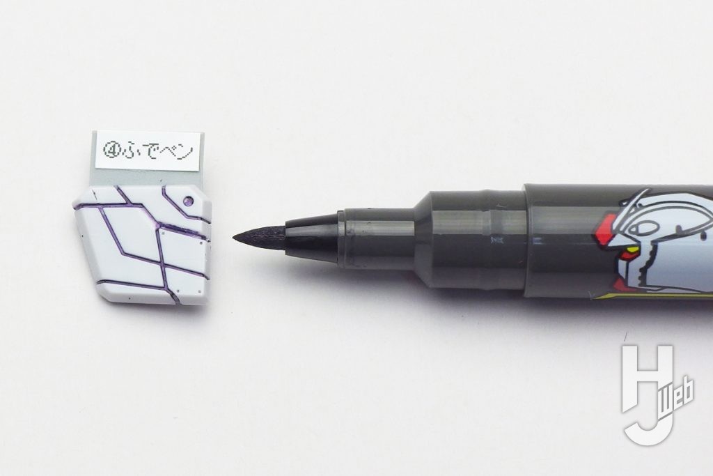 ガンダムマーカー スミ入れふでペン（GSIクレオス）でスミ入れをした肩パーツの画像