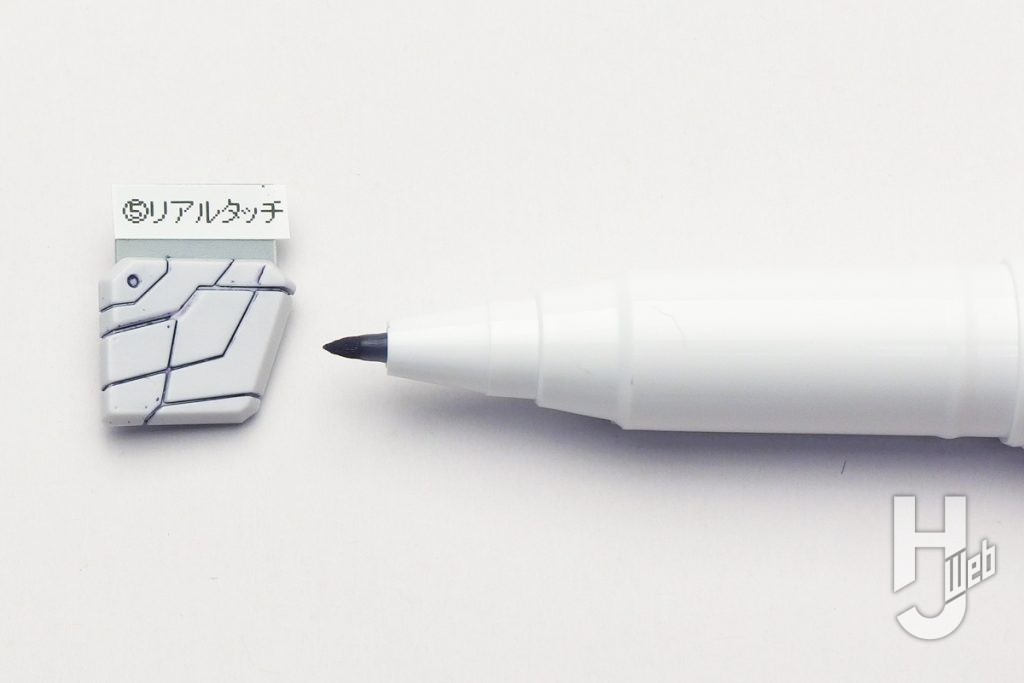 ガンダムマーカー リアルタッチマーカー（GSIクレオス）でスミ入れをした肩パーツの画像