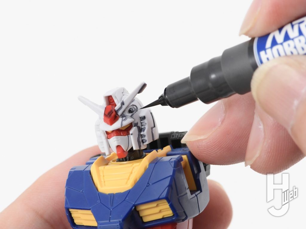 ガンダムのプラモデルにスミ入れを行なっている画像1枚目
