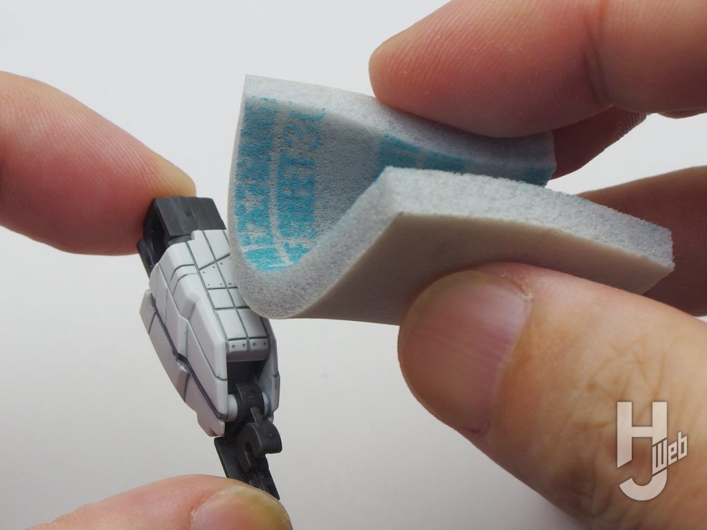 3000番のスポンジヤスリではみ出したスミ入れ塗料を削っている画像