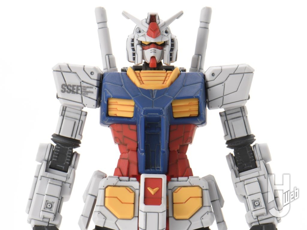 スミ入れとクリアコートをしたエントリーグレードガンダムのバストアップ画像