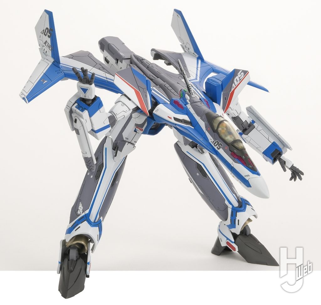 哀川和彦製作「VF-31J ジークフリード（ハヤテ・インメルマン機）」ガウォーク形態