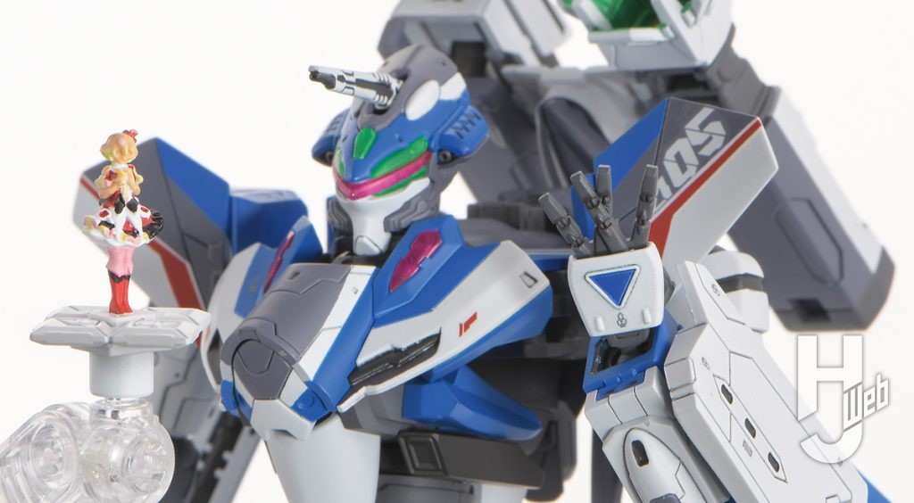 哀川和彦製作「VF-31J ジークフリード（ハヤテ・インメルマン機）」フレイアフィギュアステージ衣装と台座パーツとともに