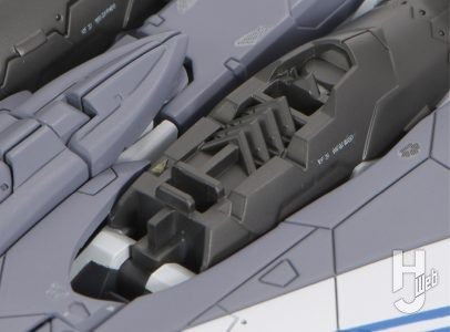 哀川和彦製作「VF-31J ジークフリード（ハヤテ・インメルマン機）」エンジンナセル上部カバー外し内部シグナス確認