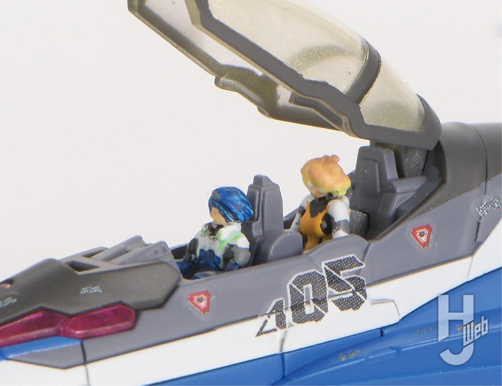哀川和彦製作「VF-31J ジークフリード（ハヤテ・インメルマン機）」ハヤテ＆フレイアフィギュア搭乗