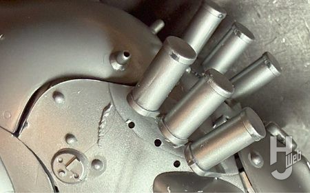 横山宏製作「重装甲戦闘服 MK44G-6 ゴールドナイト」未塗装成型色仕上げフェイス部改造製作途中2