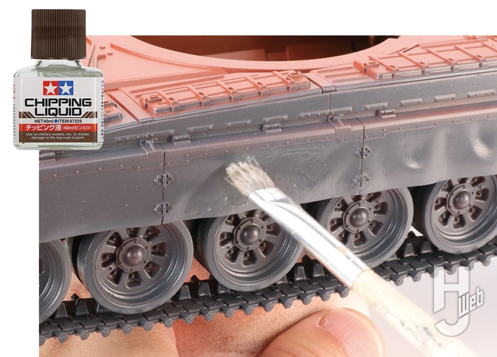 けんたろう製作「旧ソビエト T-72 M1戦車」製作途中チッピング液を筆塗りする
