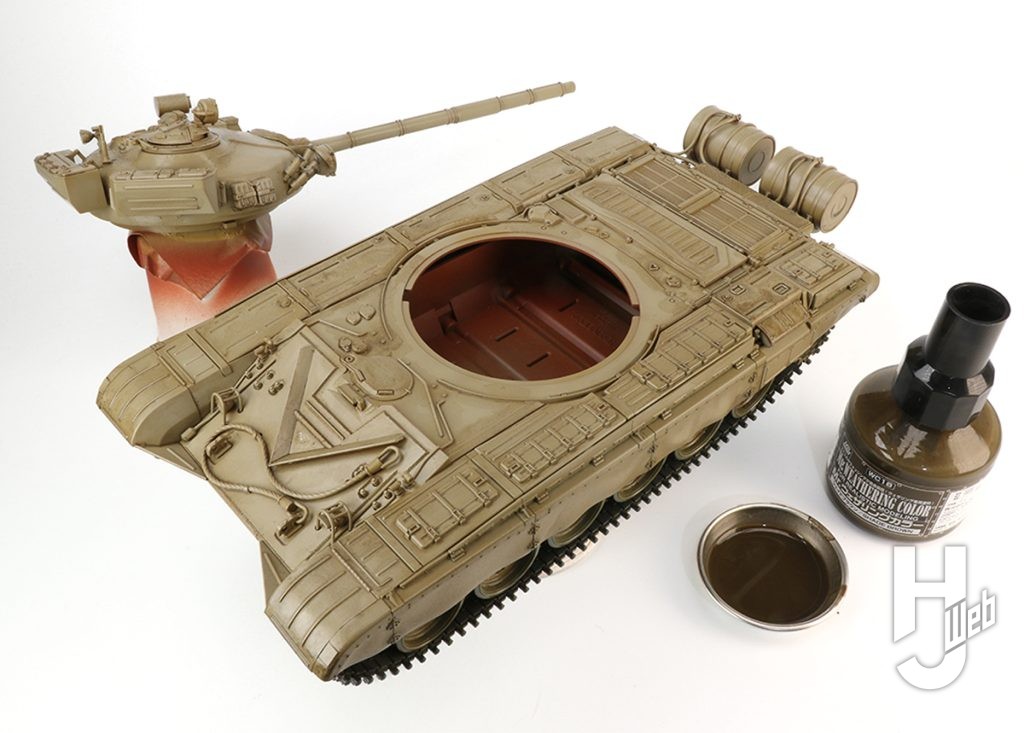 けんたろう製作「旧ソビエト T-72 M1戦車」製作途中ウェザリングカラーでスミ入れ