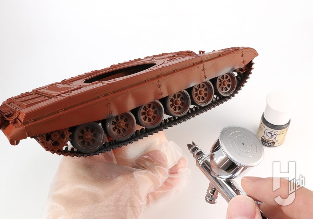 けんたろう製作「旧ソビエト T-72 M1戦車」製作途中水性アクリル塗料で「黒」を塗装