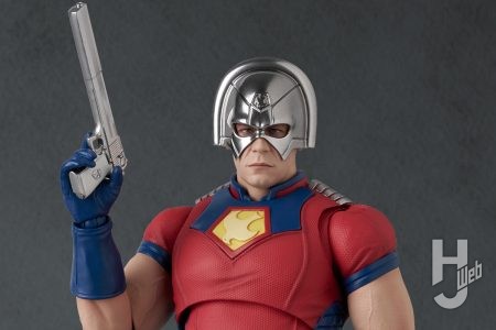 手段を選ばぬ平和主義者「ピースメイカー」がアクションフィギュア化!チャームポイントのヘルメットはメッキ調で表現【MAFEX最新情報】