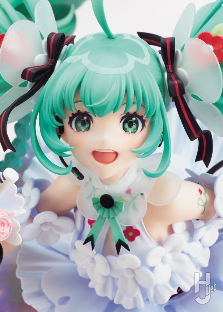 初音ミクのフィギュアの正面のアップ画像