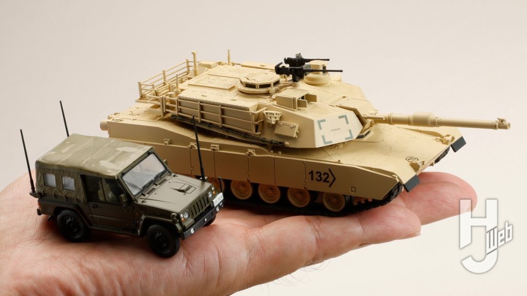 M1A2エイブラムスと新73式小型トラックのてのひらイメージの画像