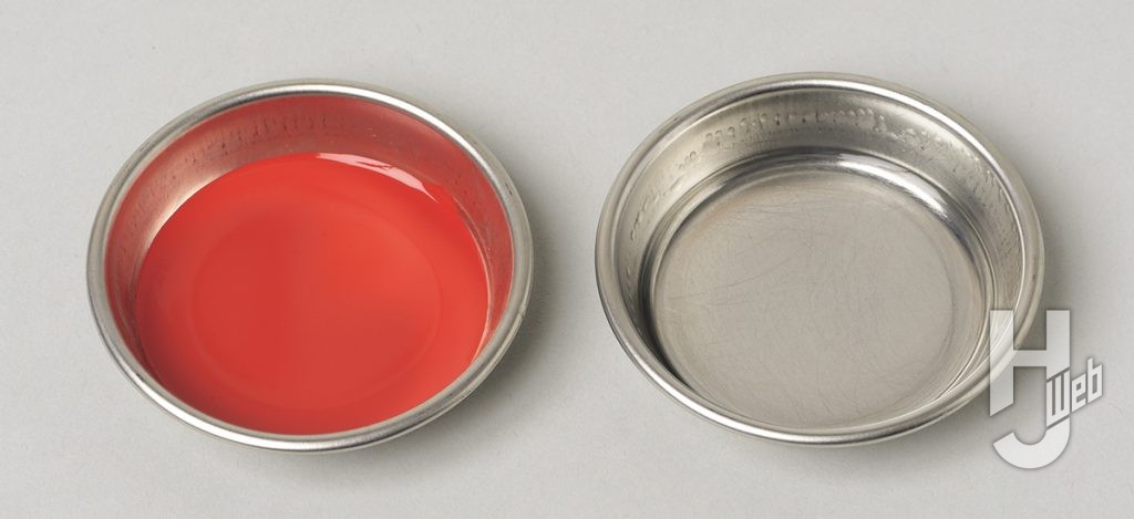 塗料皿に出した水性ホビーカラーと専用うすめ液の画像