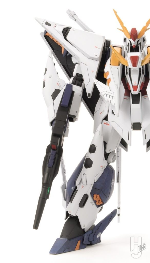 クスィーガンダムの半身の画像