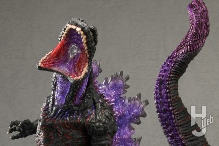 『シン・ゴジラ』のゴジラ（2016）が「覚醒熱放射Ver.」で再登場!! 熱放射シーンをイメージした紫の彩色に、新造形の下アゴが割れた頭部が付属。禍々しさを増しての凱旋だ。