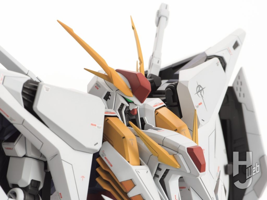 エアブラシ塗装したクスィーガンダムのバストアップの画像