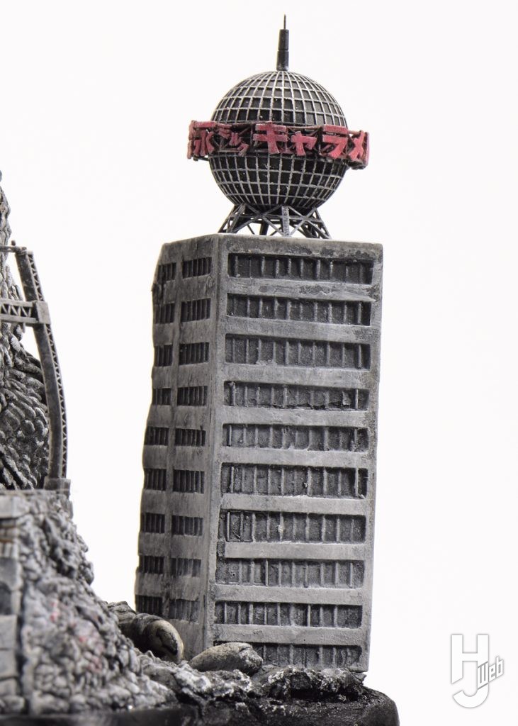 ゴジラのプラモデル作例での森永広告塔ビルのアップ画像