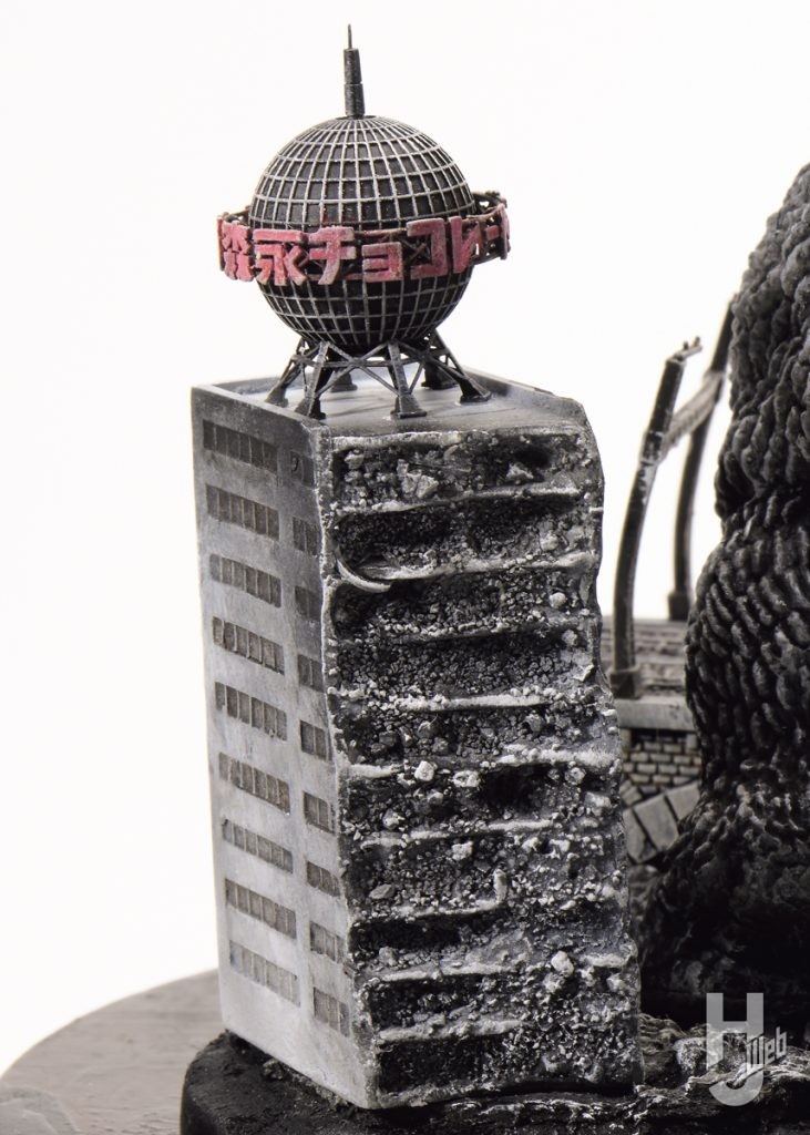 ゴジラのプラモデル作例での森永広告塔ビルの斜俯瞰のアップ画像