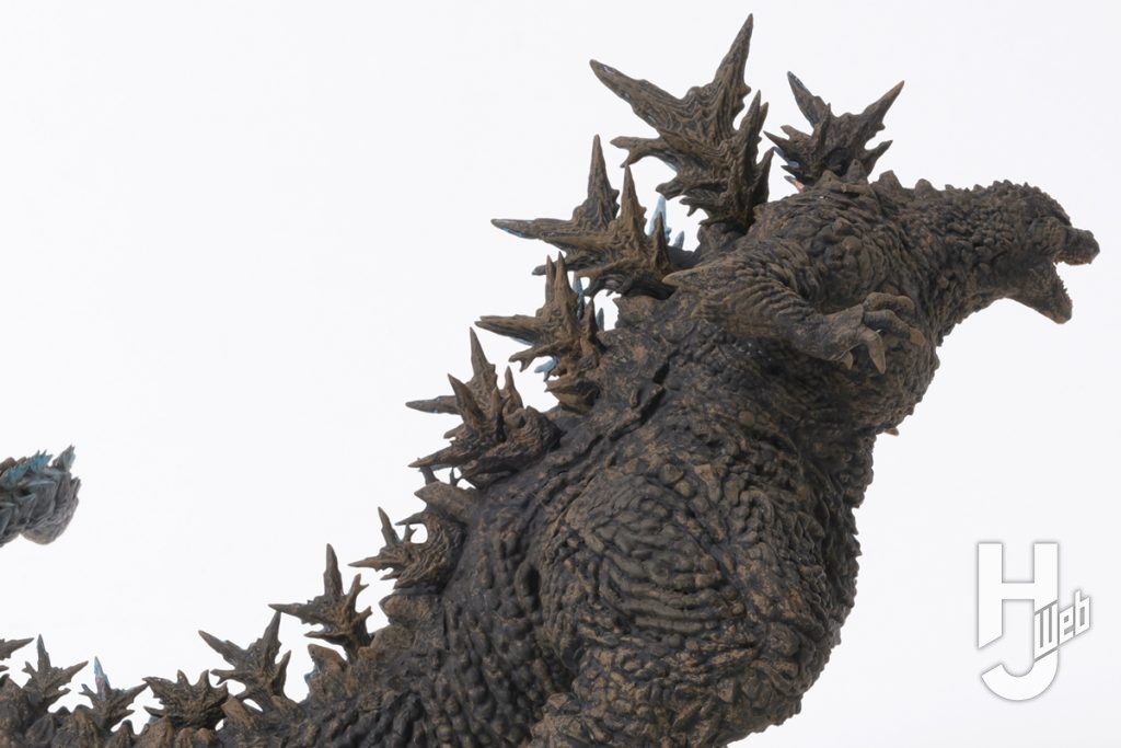 黒い下地の「Plafig.ゴジラ（2023）」にドライブラシでローアンバーを塗装した画像
