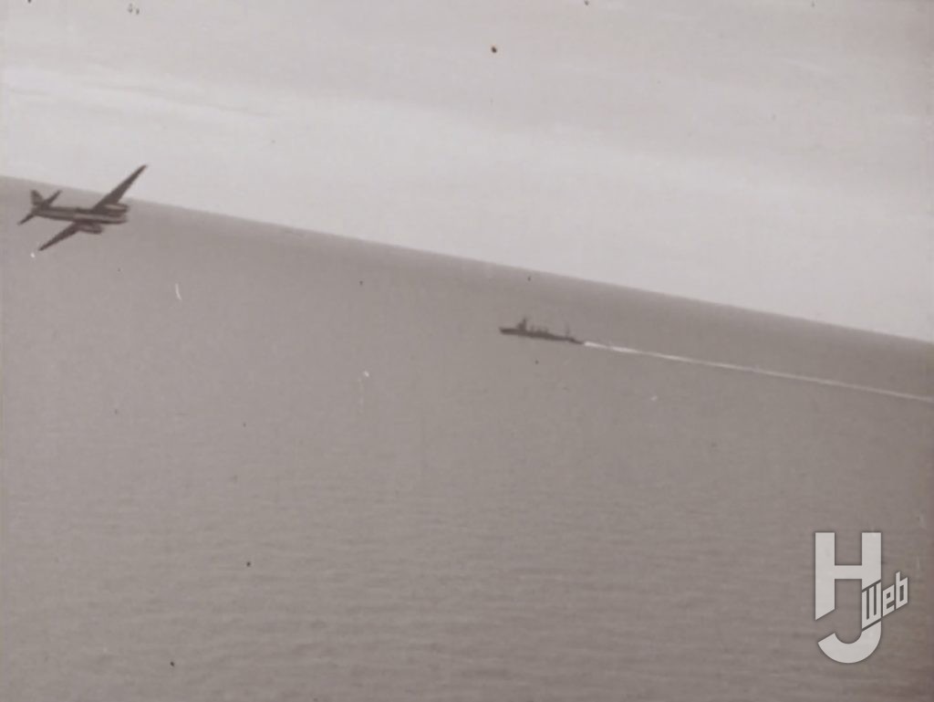 軽巡洋艦に雷撃訓練を行う一式陸攻の映像の切り抜き画像
