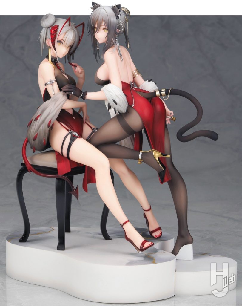 フィギュア新製品「W Gala Night Ver.」と「シュヴァルツ Gala Night Ver.」の並び画像