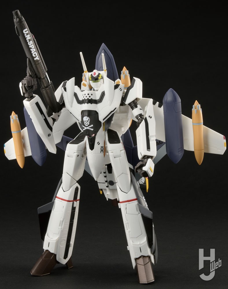 「HI-METAL-R-VF-0Sフェニックス(ロイ・フォッカー機)+QF-2200D-B-ゴースト」バトロイド形態特攻突撃仕様