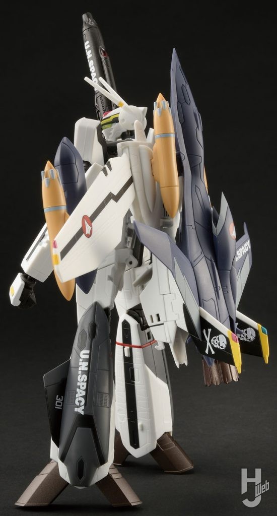 「HI-METAL-R-VF-0Sフェニックス(ロイ・フォッカー機)+QF-2200D-B-ゴースト」バトロイド形態特攻突撃仕様リアビュー