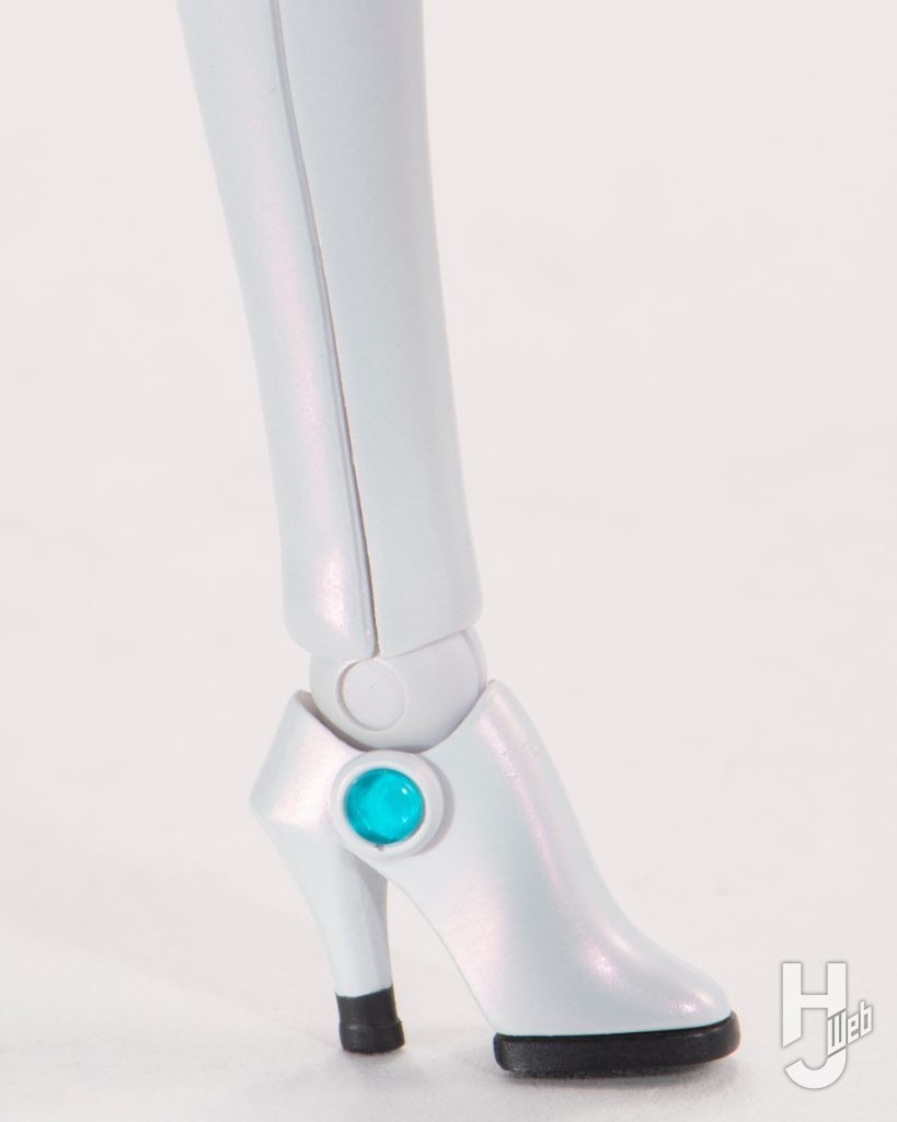 トキのプラモデルの足元のアップ画像