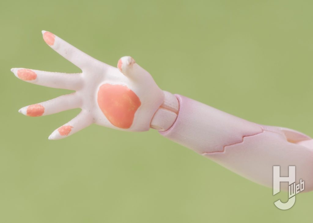 カオマニー中ケモのプラモデルの手のアップ画像