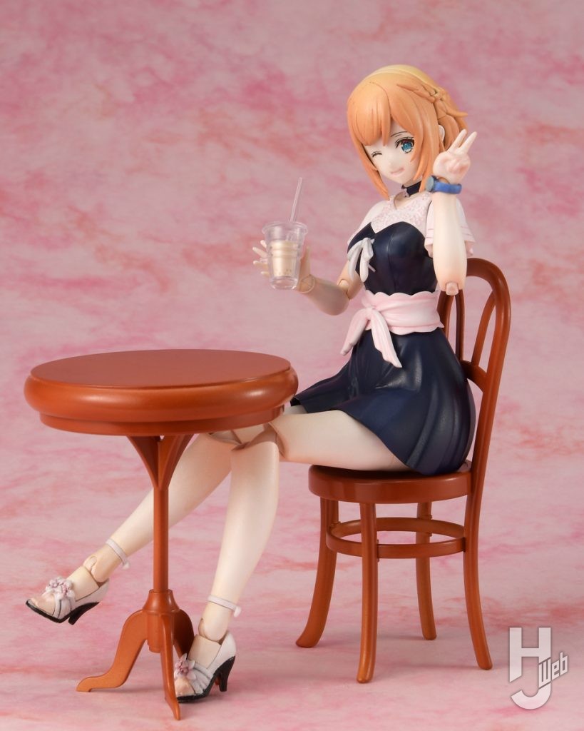 私服ルミティアのプラモデルの座りポーズの画像