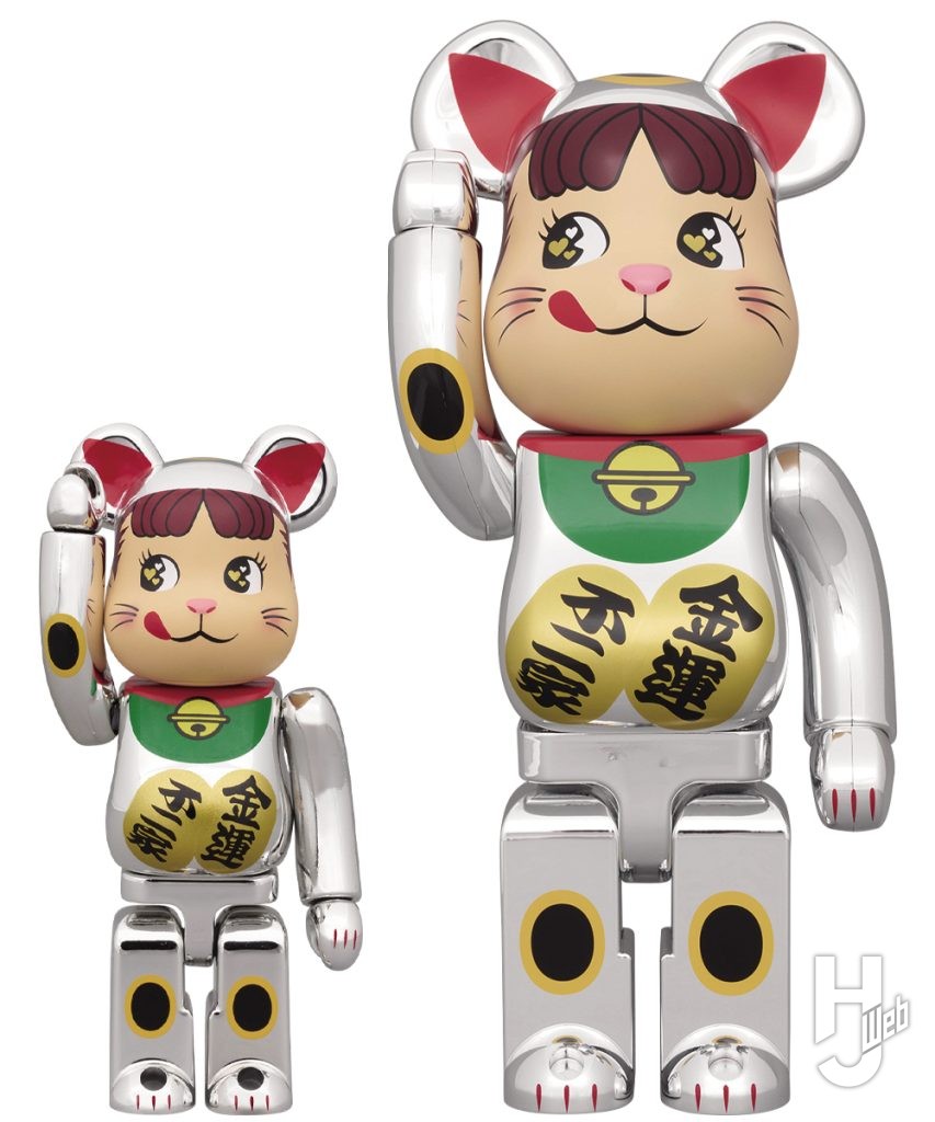 銀メッキの招き猫ペコちゃんのベアブリックの画像