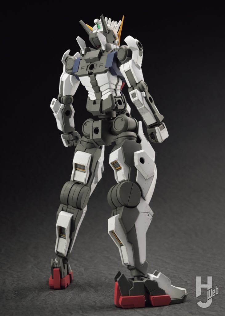 アーマーを外した状態のガンダムジリウスのプラモデルの背面全体画像