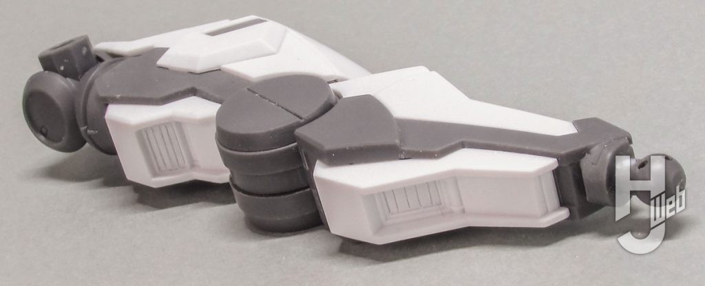 ガンダムジリウスのプラモデルの腿とふくらはぎの画像