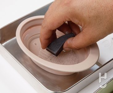 スポンジに水を含ませている